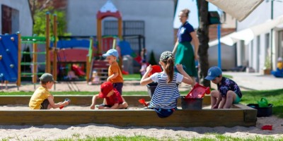 Plac zabaw w przedszkolu Montessori